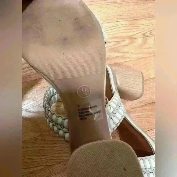 Women’s size 9 Universal Threads Wedges Target tan cream and white - Picture 2 of 4